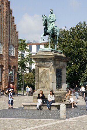 esjberg - statue of Chr IX Torvet